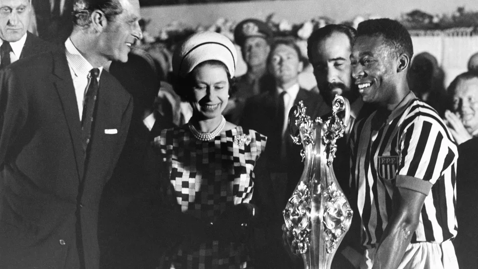 Prins Philip, drottning Elizabeth och Pelé när de möttes i Brasilien 1968.