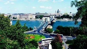 Kejdebron över floden Donau som delar staden i "Buda" och "Pest". Historien är mycket närvarande i de båda gamla stadsdelarna. Foto: Scanpix
