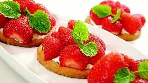 Färska  jordgubbar,  italiensk  masacarpone och kex är  midsommarens enklaste och godaste  dessert.