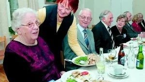 Lilli-Ann Kjellander serverade Irene Larsson och Lennart Larsson vid middagen i församlingshemmet i Rejmyre. Foto: Titti Olovsson