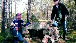 Reine Palmqvist hittade det väl bevarade spisröset. För en tid sedan kom Peter Andersson från skogsvårdsstyrelsen för att titta på det tillsammans med honom.
Foto: Titti Olovsson (0122-131 75)
titti.olovsson@folkbladet.se