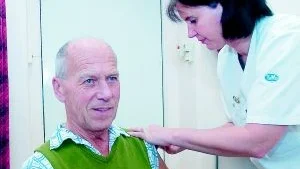 Alve Andersson var en av dem som vaccinerade sig i lördags. Här får han ett stick i armen av distriktssköterskan Tina Bengtsson.
Foto: Titti Olovsson (0122-131 75)
titti.olovsson@folkbladet.se