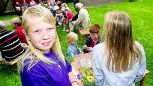 På Edets loge i Ljusfallshammar bjöd byarådet på ett program med musik, teater, lotteri, servering och tipspromenad. Linda Svensson sålde lotter. 
Foto: Ola Axman