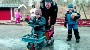 - Både för- och nackdelar med föräldrakooperativt dagis, anser Johan Andersson, som gör ett av sina sista arbetspass på Grynet. Calle på vagnen och Leo med bollen är två av kooperativets 19 barn.