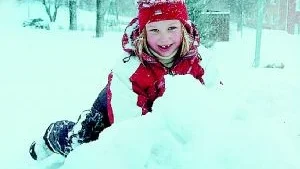 Elin Abrahamsson tycker det är roligt med snö.
Foto: Titti Olovsson
