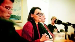 Generaldirektör Janna Valik, närmast kameran rättschefen Henrik Wiman, på hennes vänstra sida överdirektör Lars-Gunnar Lundh. Foto: Ola Axman