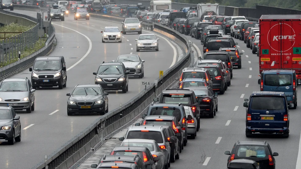Motorväg i Schweiz. Bilisterna på bilden har inget med texten att göra. Arkivbild.
