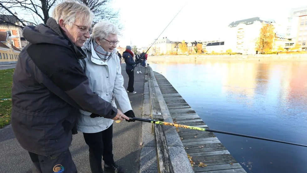 Fiskeglädje. Sten Strömberg och Mona Andersson testar på fiskelyckan i Strömmen.