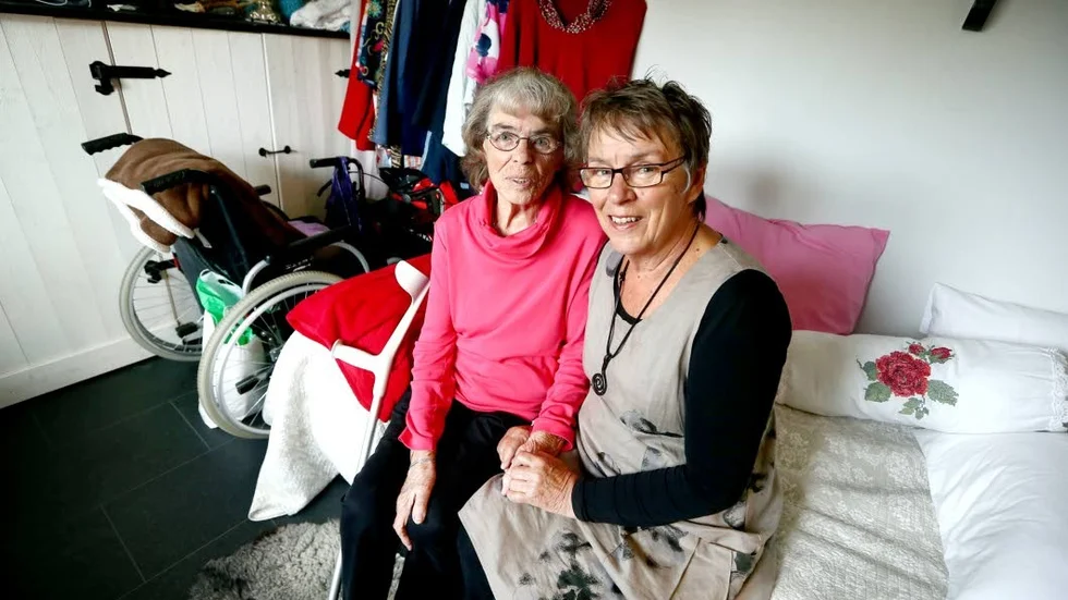 Kerstin Johansson 94. Ulf Svensson gläds för att Wiwi Heggblad lyckosamt stred för att mamma Kerstin fick en plats på Aspgården i Östra Ryd.