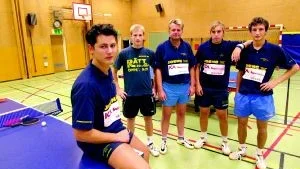 Foto: ANDERS LILJEGREN Tränaren Joakim Wiklund, i förgrunden, med sina adepter som ska vara med och slåss om seriesegern, från vänster: Richard Svernsjö, Rolf G Wiis, Erik Rylander och Tomas Barath.