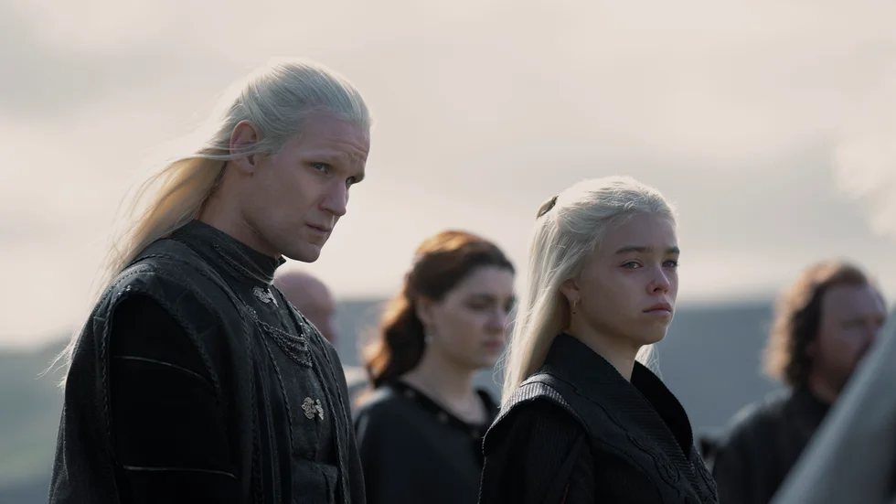 I de första avsnitten av "House of the Dragon" är det Matt Smith som spelar Daemon Targaryen och Milly Alcock som spelar hans brorsdotter, prinsessan Rhaenyra. De båda står i centrum för den ständigt pågående kampen om järntronen .  