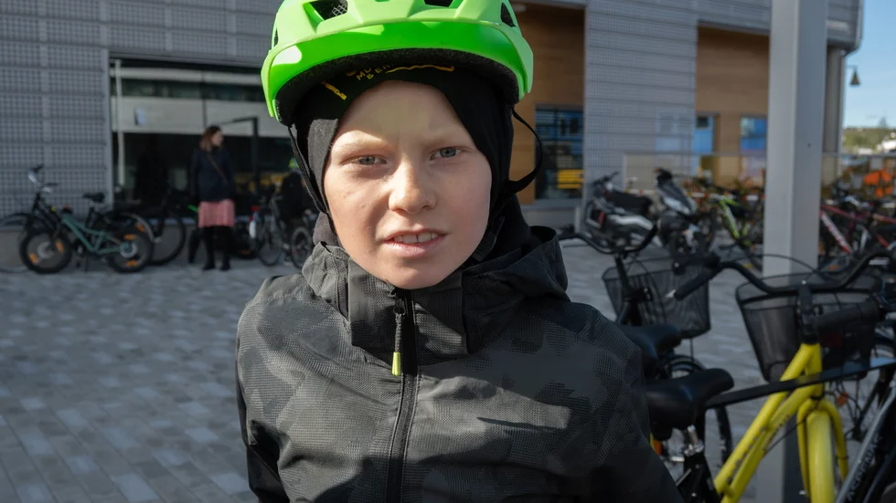 Victor Hedman träffar direkt andra kompisar på cykel när han cyklar till nya centrum.