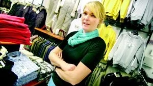 Foto: MAGNUS GLANS Annelie Johansson har jobbat för flera klädkedjor och hört talas om begreppet mystery shopper, anonyma kunder som kommer för att kontrollera, bland annat, servicen.