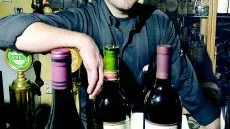 Foto: ANDERS STEINER Johan Karlsson väljer viner på restaurang Smugglaren, som gått till final i Munskänkarnas tävling om Årets Vinlista.