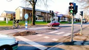 Foto: ANDERS STEINER Trots att detta övergångsstället i Allén är trafikljusreglerat inträffar här regelbundet olyckor eller tillbud. I onsdags kväll krockade en cyklande skolpojke med en bil som körde mot rött ljus.