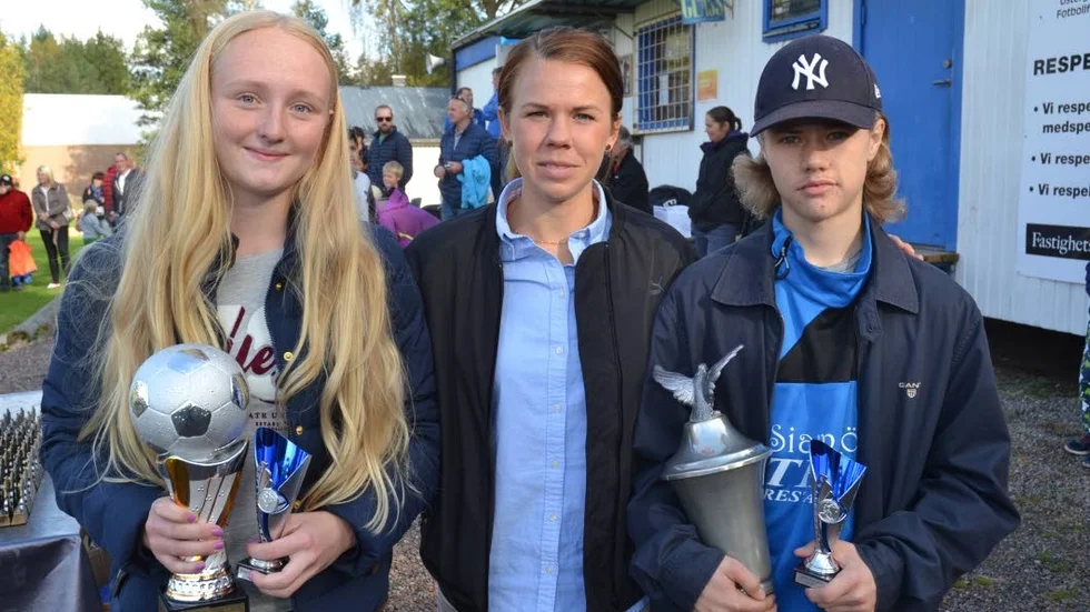 Fint besök. Landslagsstjärnan Jessica Samuelsson var prisutdelare hos  Torstorps IF och deras ungdomsavslutning. Här har Emily Lindgren och Markus Karlberg, fått två fina vandringspris.