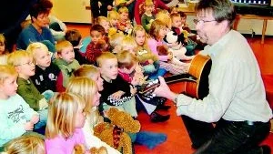  Teddybjörnen Fredriksson blev starten på en trevlig musiksaga av Håkan Fernqvist i går på förskolan Linden i Ankarsrum.