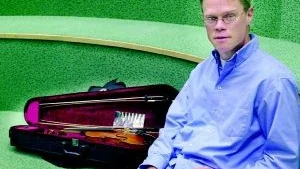Foto ANDERS LILJEGREN Torbjörn Westman här hemma i Sverige. Han är inte bara violinist i Camerata Nordica och ledare av Kesergö. Inom Länsmusiken ansvarar han också för orkesterns utåtriktade verksamhet bland ungdomen.