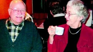 Premiären för seniorbion blev lyckad, med fullt hus. Initiativtagaren och ordförande Jonas Jalkteg serverade sin publik kaffe i pausen.
