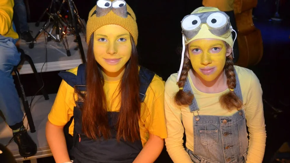 Utklädda. Medlemmarna i Skolmusikkåren hade lånat sin utstyrsel från filmen Dumma Mej, bland annat Karin Sjöberg, till vänster, och Melissa Freij, som spelar tvärflöjt i orkestern.