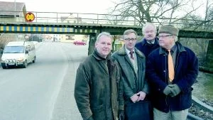 Foto: HANS BRANDIN Första steget på en ny sträckning av järnvägen genom Gamleby togs igår. En fördel blir att järnvägsbron i bakgrunden kommer att försvinna i så fall. Gruppen framför viadukten är Bruno Nilsson, Västerviks kommun, utredningsledare Lars Moberg, Banverket samt Bo Jonsson och Åke Elgstrand från en av arbetsgrupperna i projektet Vi väljer Västervik nu!.