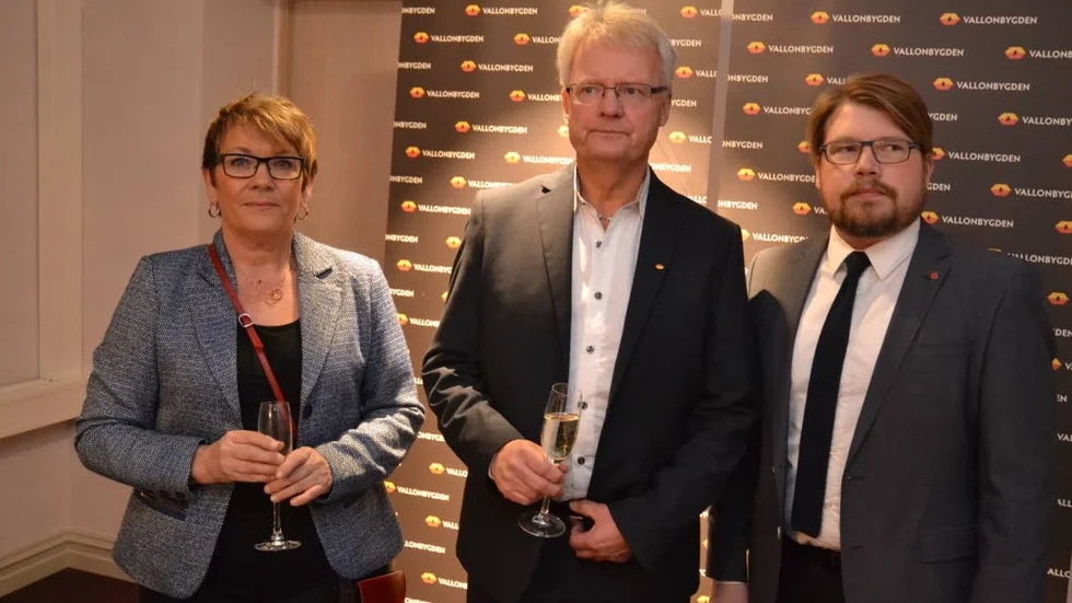 Invigning och mingel. Det var det när Vallonbygden invigde nya Vallonhuset på Bruksgatan, med bland annat från vänster Britt-Marie Ellersten, ordförande i styrelsen, vd Björn Andersson och kommunalrådet Anders Härnbro.