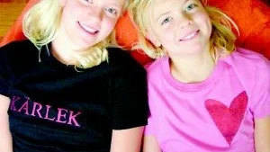 Bästa vänner. En t-shirt med tryck på är en bra present att ge bort till sin bästis på Alla hjärtans dag.