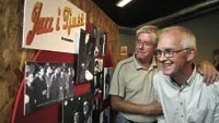 ­ Där är jag och där är du. De lokala jazzmusikerna Lars Carlberg och Olle Hjorth beundrar yngre versioner av sig själva på en bild från en konsert med Lars Gullin. Foto: ANDERS STEINER
