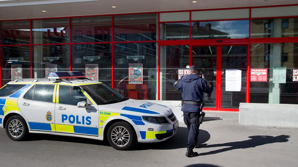 Mannen greps efter att ha försökt stjäla varor från elektronikjätten Media Markt i Norrköping.

