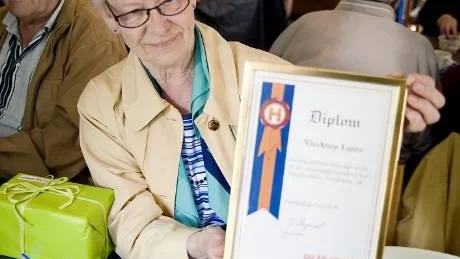 Vivi Anne Lantz visar sitt diplom.