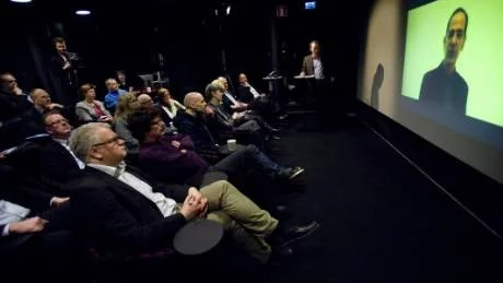 Matteläraren Stavros Louca, känd från tv, fanns med på tv-länk under pressvisningen.