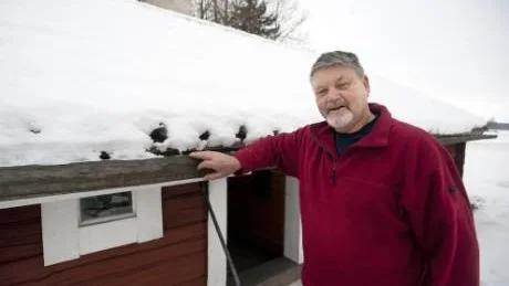 Bengt Appelgren framför Boglinatorpet, som han var med och räddade från rivning och som nu är en samlingspunkt för Östra Stenby församling.Foto: Janne Forsby