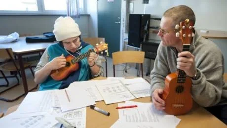 Ricardo Gonzalez testar färdigheterna på en ukulele, inför spända öron på lärare Matts Blomkvist.