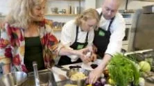 Inger Källander, Carola Magnusson och Nicklas Skytts visar tips på ekologisk matlagning. "Det här är ett nytt yrke som inte bara handlar om att laga mat. Kockarna ska stå för en förändring och vara viktiga i samhällets utveckling", säger Inger Källander, projektledare på Ekologiska Lantbrukare.