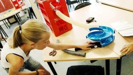 Med precision försöker Evelina Calner att bygga en bana där puttekulan ska glida igenom utan stopp.