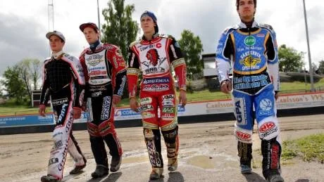 Juniorerna Anton Rosén, Masarna, Anders Mellgren, Dackarna, Ted Hagansbo, Solkattrena, och Pontus Aspgren, Masarna, på väg till Mats Olssons genomgång.  Foto: Peter Holgersson/Runpix