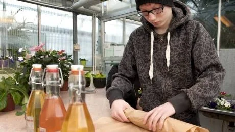 Emil Nilsson sålde saft av fläder, rabarber och aronia.