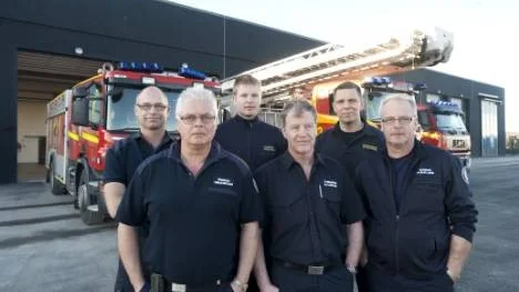 Ett av Räddningstjänstens skiftlag på plats vid nya brandstationen nära Åby. Från vänster stationschefen Mats-Åke Gustafsson, Tomas Hertzman, Mattias Fyrsten, Alf Björklund, Mattias Brahms och Peter Nylander.