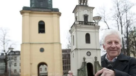 Jodå, ni ser dubbelt! För här syns både det riktiga Stadstornet i Norrköping och en tornmodell, om än  med annan färg, som igår skänktes av Per Andersson och Kimstads Hembygdsförening till S:t Olai församling.