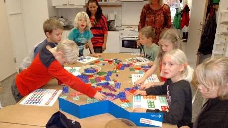 Eleverna Linda, Linnéa, Ellinore, Eddie, Sigge, Jacob och Oliver övar med Numicon under rektor Åsa Amréns och specialpedagog Madelene Bengtssons vägledning.  Foto: Carolina Nilsson
