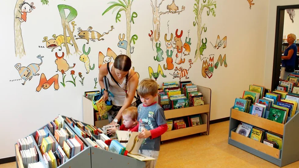 Nystart. Josefine Ahnstedt besöker bibliotekets nya småbarnsavdelning tillsammans med Lukas, snart två och Oliver som är fem och ett halvt.