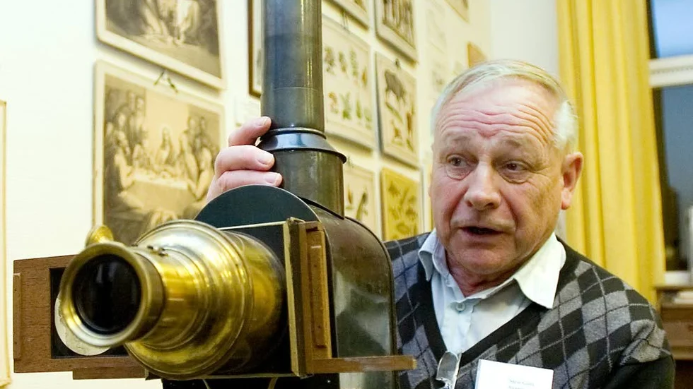 Mycket skolhistoria. I Oskarsskolans skolmuseum finns det mycket undervisningsmaterail från förr, som exempelvis en skioptikonapparat, som Sten Göte Svenssonhär visar upp.
