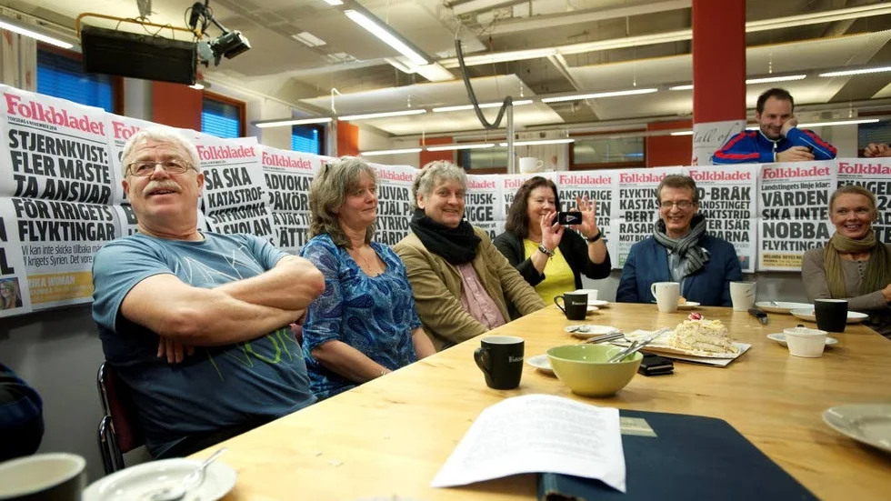 Firades rejält. Journalisten Arne Lindh firades rejält, när han gick i pension, efter nästan 40 års anställning på Folkbladet. Här ses han vid avtackningen, tillsammans med några kollegor.