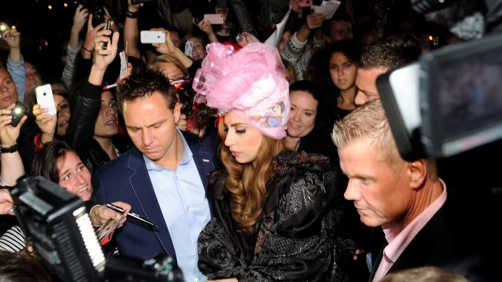 När Lady Gaga senast besökte Sverige för två konserter under "Born this way ball"-turnén köade fansen i timmar för att få se sin idol.
Fotograf: Erik Mårtensson/TT