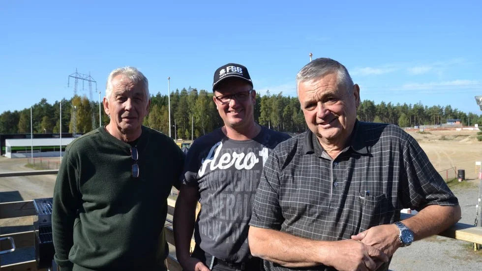 Glada miner. Stig Andersson, Tobias Koljo och Staffan Jonsson kan glädjande konstatera att anläggningen står färdig.