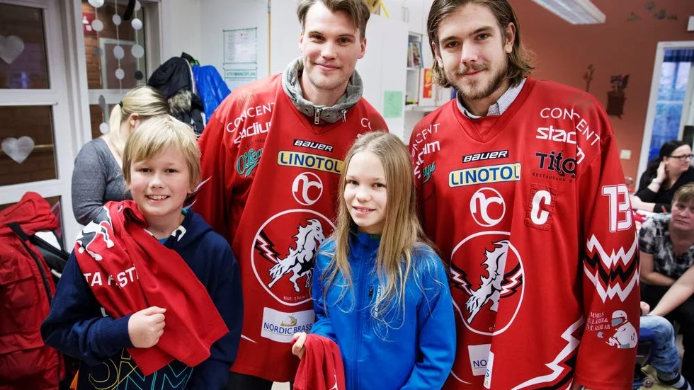 Syskonen Jesper och My Stenberg fick signerade tröjor från Vita Hästens Daniel Åhsberg och Henrik Bankelius.