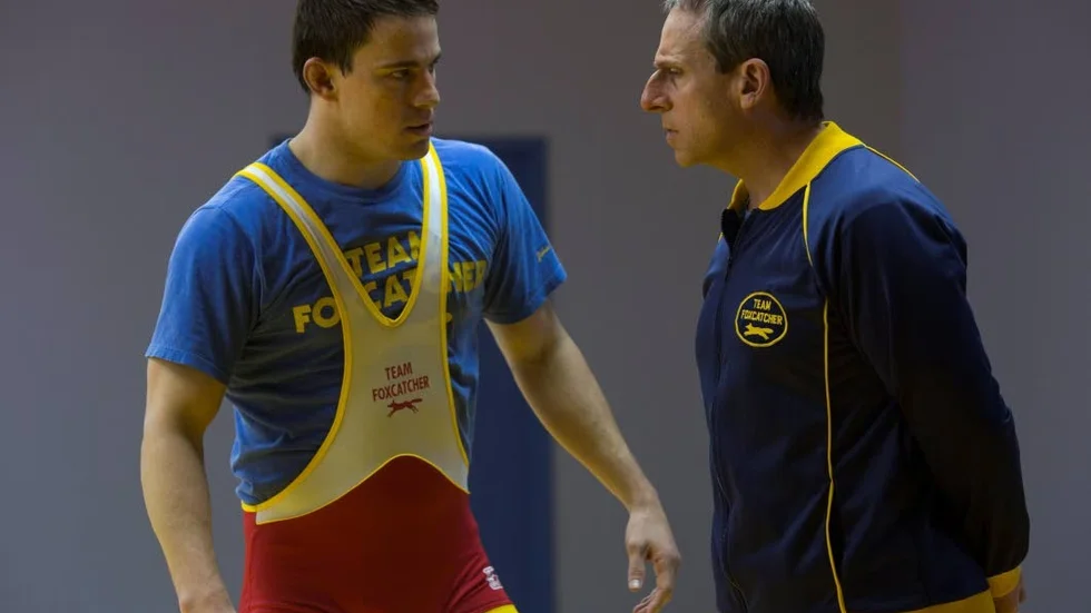 I huvudrollerna. Den destruktiva relationen mellan brottaren Mark Schultz (Channing Tatum) och mångmiljonären John du Pont (Steve Carell) skildras i ”Foxcatcher”.
Foto: UIP