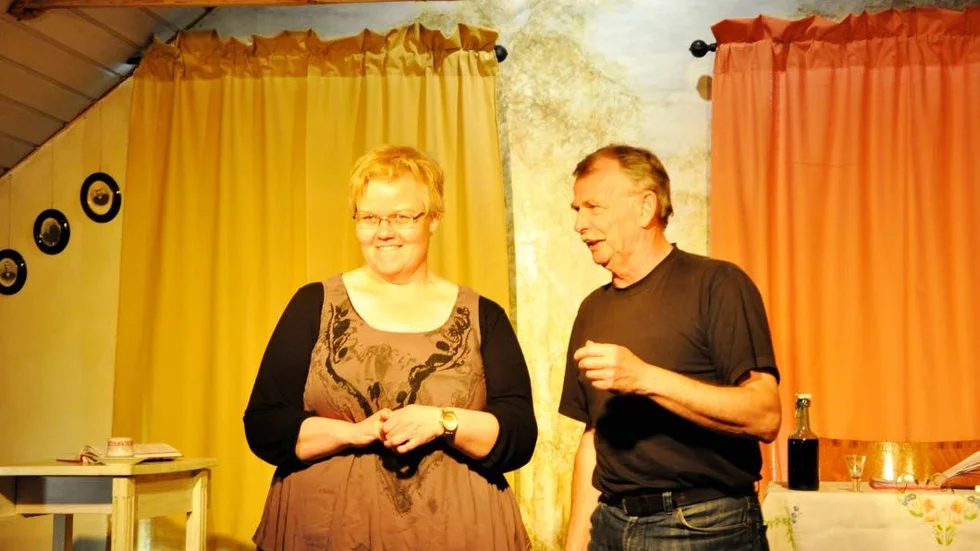 Om Zarah Leander. Söndagens föreställning i Östra Husby handlar om Zarah Leander som arbetsgivare. På bilden ses Katrin Kyrling-Fri och Hans-Ola Danielsson på scenen.