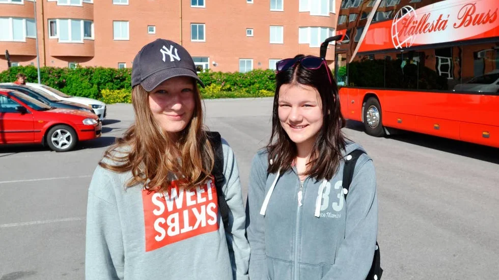 Mot Liseberg. Anna Loberg och Madeleine Engström, var två av Finspångsungdomarna som åkte till Liseberg på lördagen och såg bland annat  från mot årets nya attraktion Mechanica.