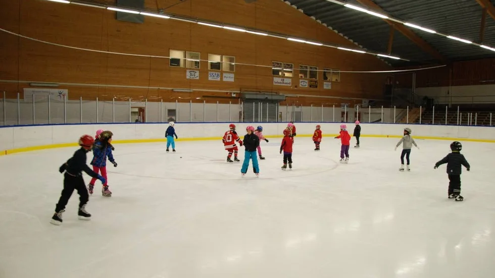 Tjuv och polis. Barnen leker tjuv och polis på isen.